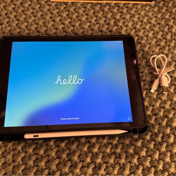 Apple iPad 8th gen 32GB Space Gray Bundle